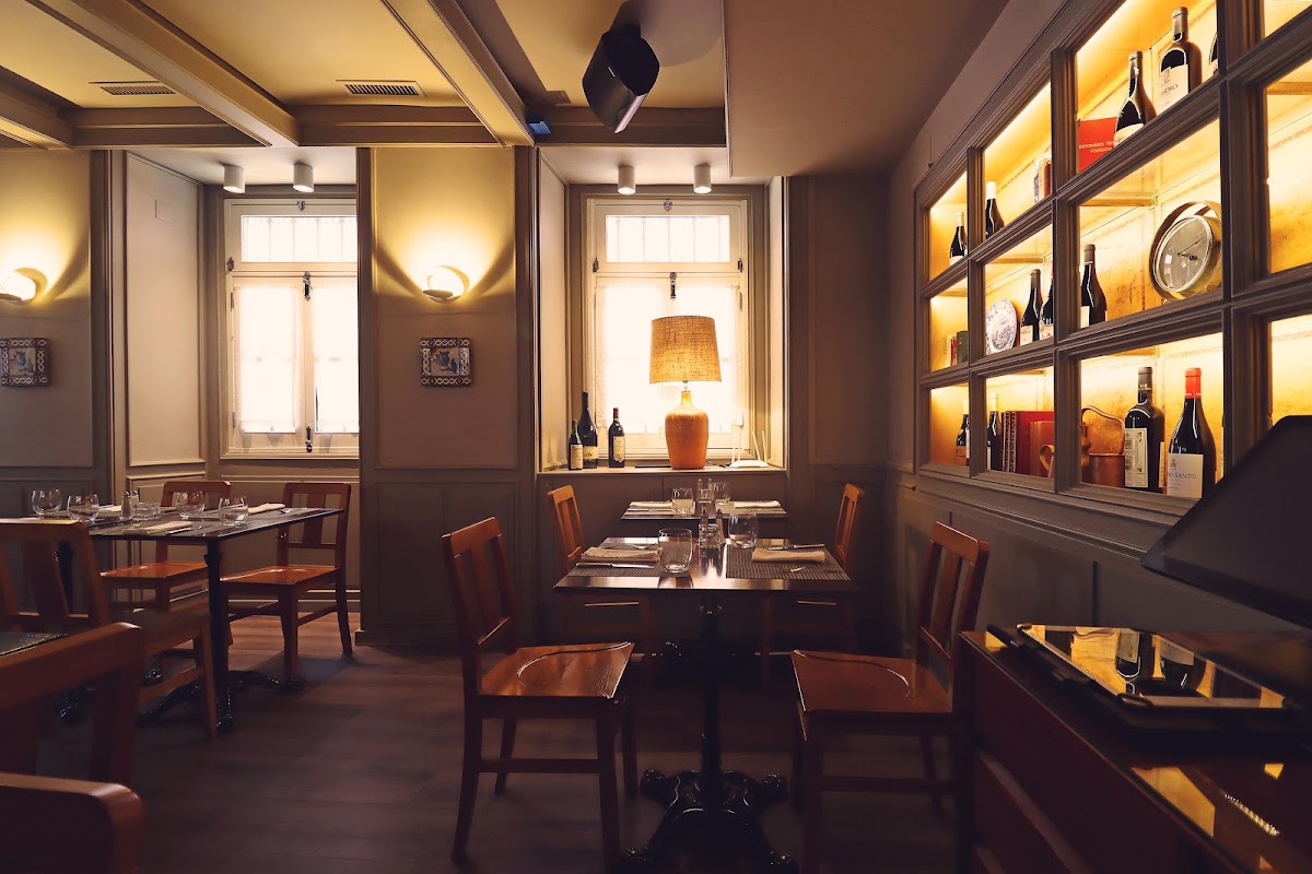 Tasca Zebras_demo warm dining room